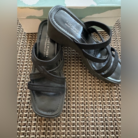 [Donald J. Pliner] Black Mesh Platform Sandals Sz: 8. - Picture 2 of 10